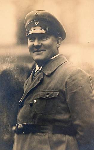 Freikorps &amp; Paramilitary Weimar Headgear in Period Photographs