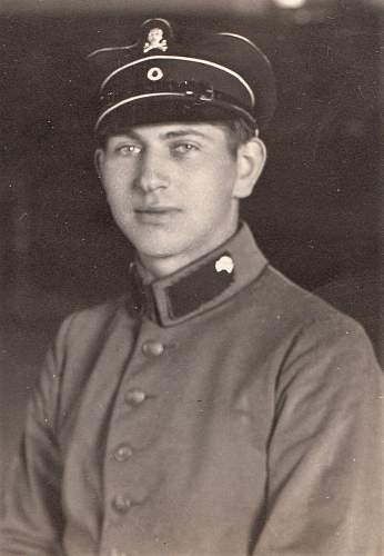 Freikorps &amp; Paramilitary Weimar Headgear in Period Photographs