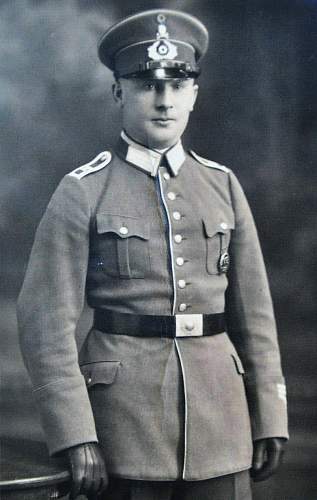 Tradtitions-Badged RW Headgear in Period Photographs