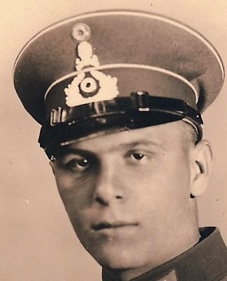 Tradtitions-Badged RW Headgear in Period Photographs