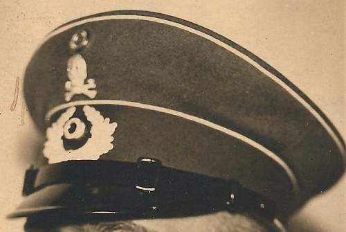 Tradtitions-Badged RW Headgear in Period Photographs