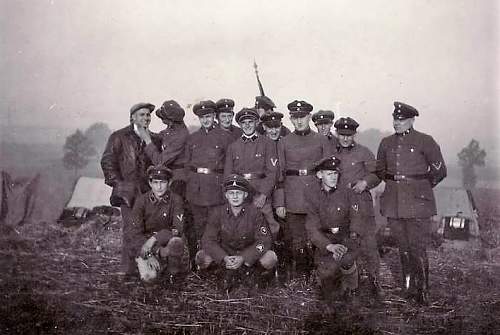 Freikorps &amp; Paramilitary Weimar Headgear in Period Photographs