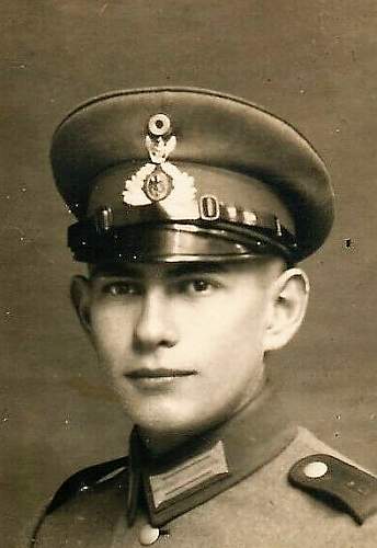 Tradtitions-Badged RW Headgear in Period Photographs