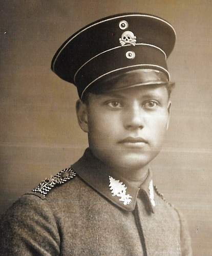 Freikorps &amp; Paramilitary Weimar Headgear in Period Photographs