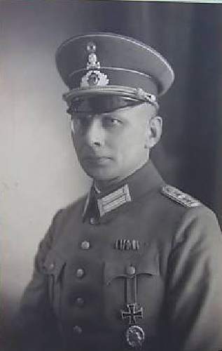 Tradtitions-Badged RW Headgear in Period Photographs