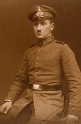 Tradtitions-Badged RW Headgear in Period Photographs