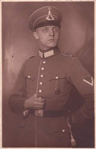 Tradtitions-Badged RW Headgear in Period Photographs