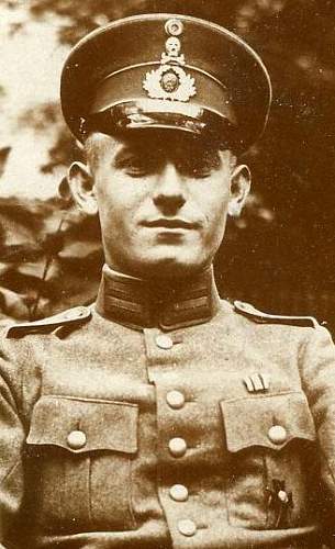 Tradtitions-Badged RW Headgear in Period Photographs