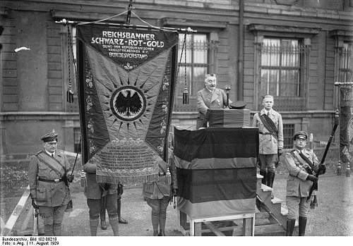 Freikorps &amp; Paramilitary Weimar Headgear in Period Photographs