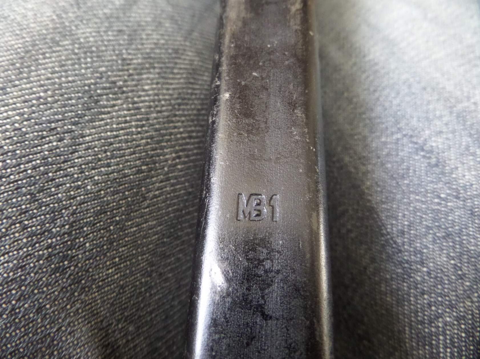 Help needed with marking on a Sten magazine