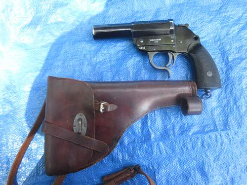 WW2 German Police Flare Pistol and Brown Hiolster