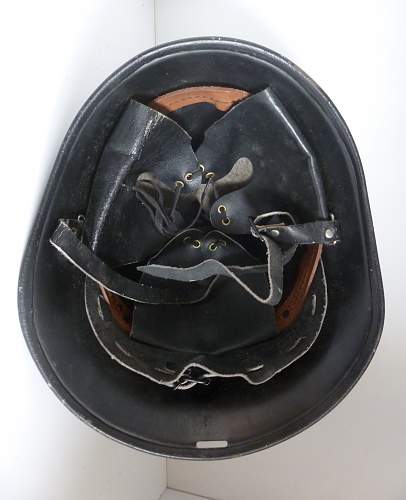 Dutch KNIL  helmet postwar reissue ?