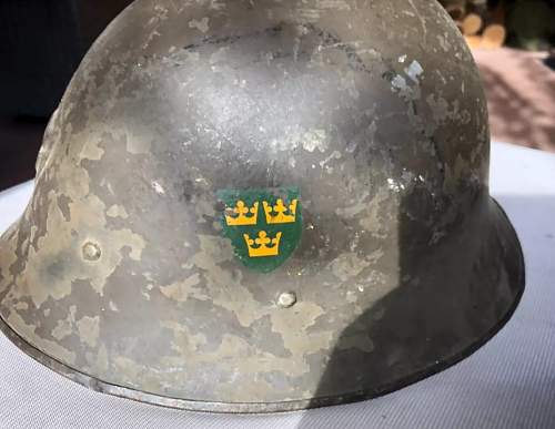 Swedish M21 helmet with green decals?