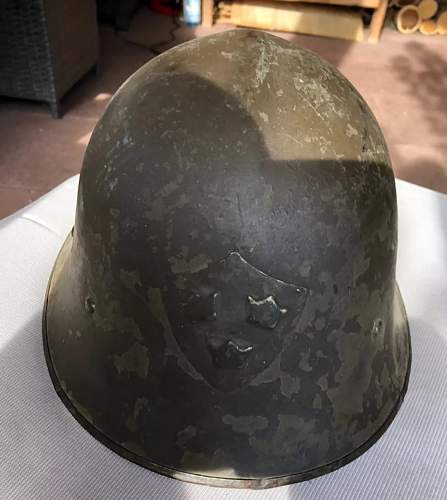 Swedish M21 helmet with green decals?