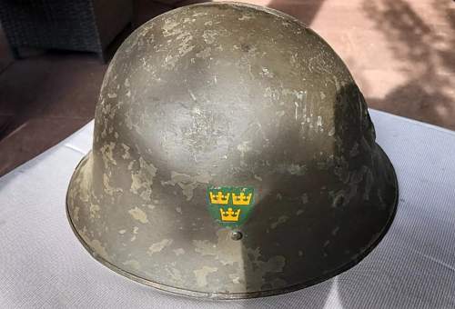 Swedish M21 helmet with green decals?