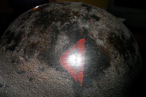 IDENTIFY MY  dough boy helmet, not sure if its wwI or early wwII, dimond painted on side, half red