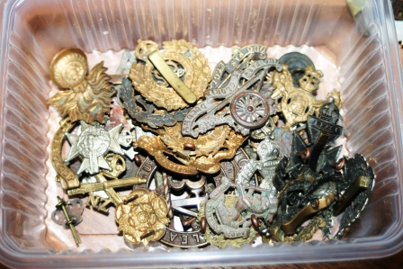 Identification of a lot of WWI badges, buttons, ...