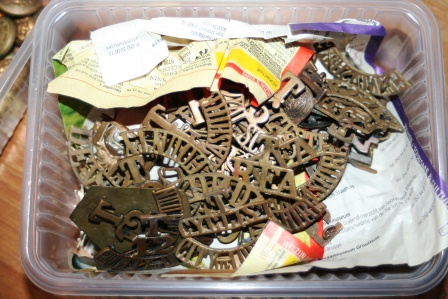 Identification of a lot of WWI badges, buttons, ...