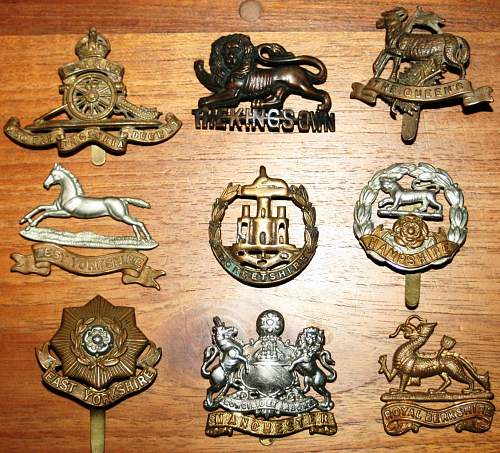 Identification of a lot of WWI badges, buttons, ...