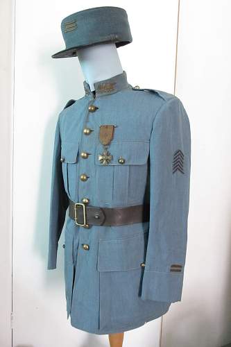 French army 1915 patt horizon blue medical officers tunic , with kepi