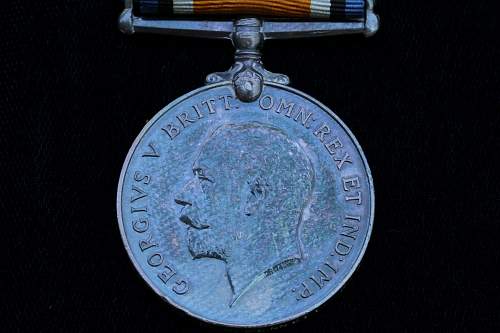 WW1 British medals and isignia for review, please