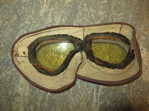 WW.1 Flying helmet, goggles and gloves.