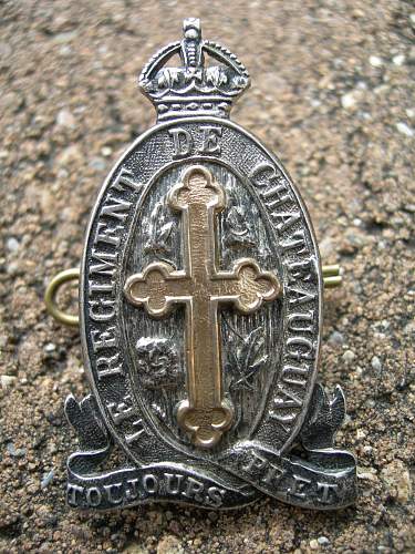 Le Régiment de Châteauguay Early Cap And Collar Badges