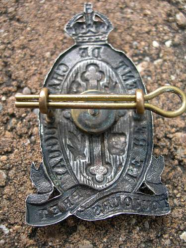 Le Régiment de Châteauguay Early Cap And Collar Badges