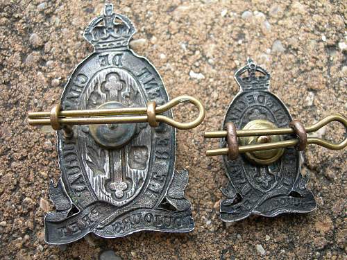 Le Régiment de Châteauguay Early Cap And Collar Badges