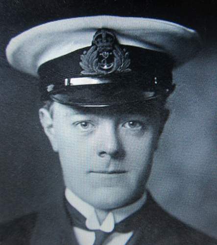 Royal Navy cap ... WW1?