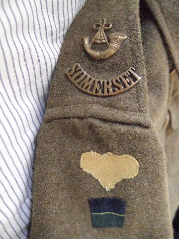 WW1 British Shoulder Titles, which way?